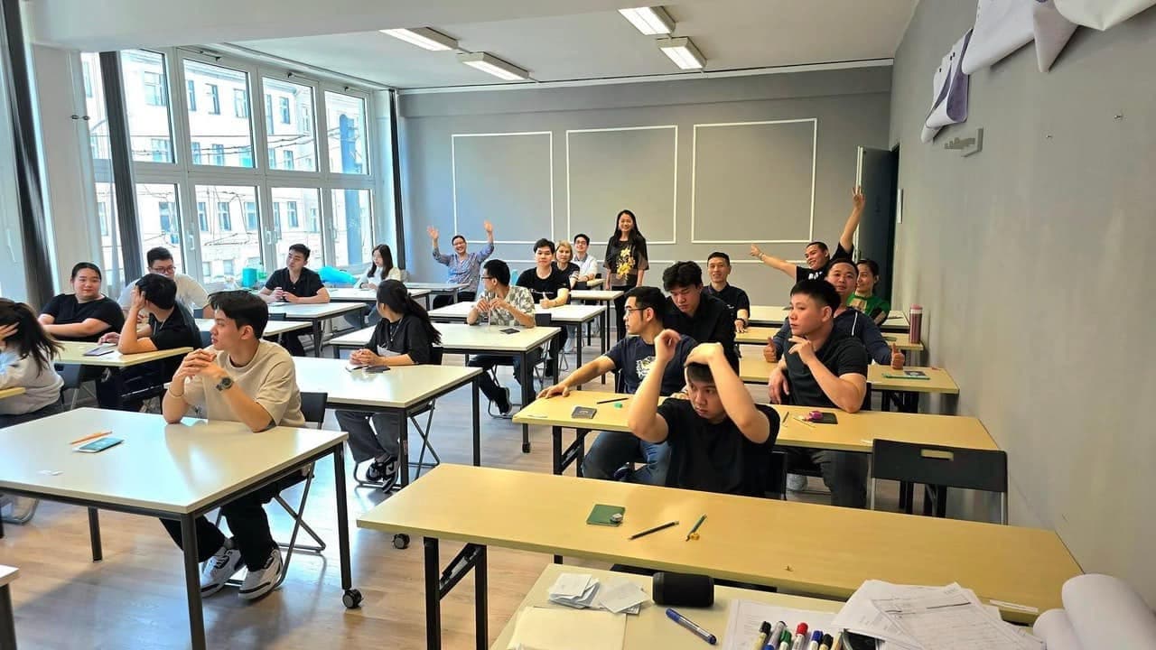 Kandidaten während einer Unterrichtssituation in Vietnam